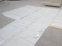 Carrelage de salle de bains en marbre Calacatta poli, or blanc