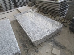 Pierre tombale de granit sculpté gris blanc bala