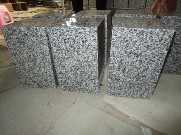 G623 granit gris clair tombe carré urnes pot