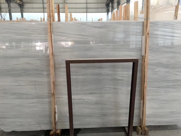 plancher de salle de bains en marbre blanc