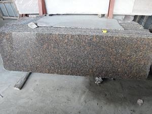 Dalle de granit brun baltique avec des prix compétitifs