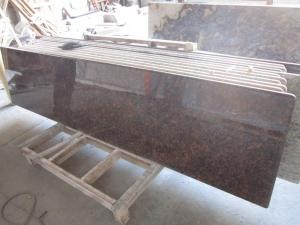Polissage des comptoirs de cuisine de dalle de granit brun de 2cm
