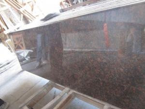 Polissage des comptoirs de cuisine de dalle de granit brun de 2cm