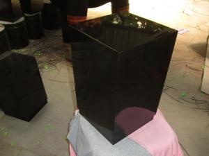 Tombstone commémoratif des urnes de granit noir indien