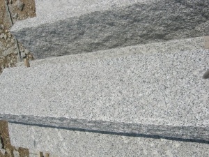 G341 Pierres brutes de gris route cueillies, granit rugueux