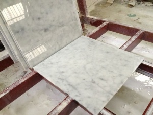 Carrelage de salle de bains en marbre de Carrare poli blanc