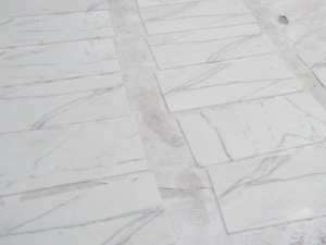Modèle de revêtement de sol en panneau de carrelage en marbre blanc Calacatta