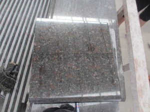 Revêtement de sol en surface en marbre brun