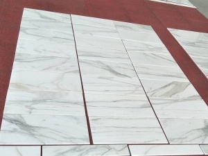 Panneau de revêtement mural en marbre Calacatta, doré et poli
