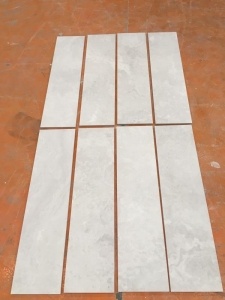 Carreaux de dalles de marbre blanc en bois, coupe croisée
