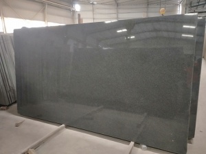 La dalle de granit du granit G654 gris-foncé a poli le revêtement de sol de dalles de granit G654 coupé à la taille