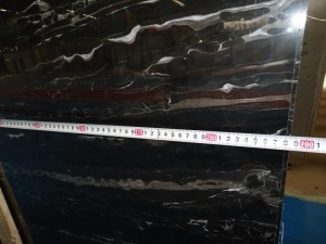 Carreaux de marbre argentés de Portoro Dalles de marbre argentées noires de dragon noir coupées à la taille