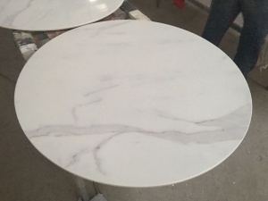 table en marbre poli blanc calacatta